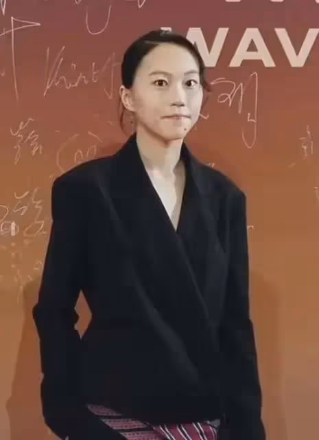 竇靖童挺女人的造型，為何讓大家一下子就發現了她的美？
