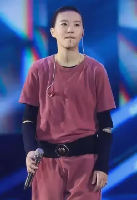 竇靖童挺女人的造型，為何讓大家一下子就發現了她的美？