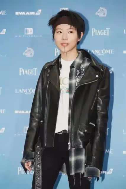 竇靖童挺女人的造型，為何讓大家一下子就發現了她的美？