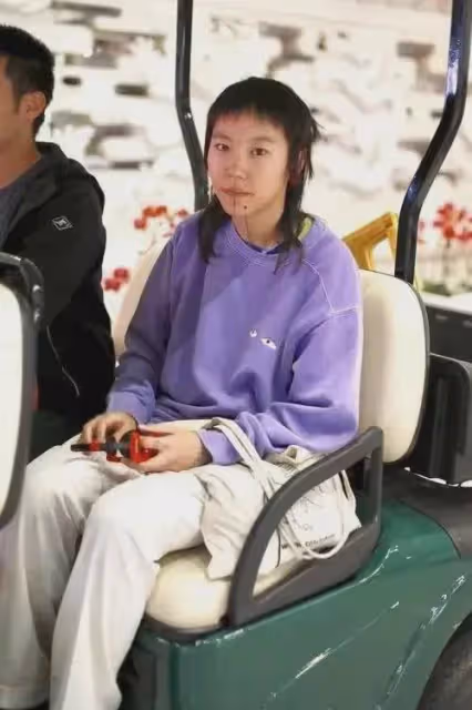 竇靖童挺女人的造型，為何讓大家一下子就發現了她的美？