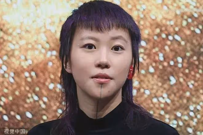 竇靖童挺女人的造型，為何讓大家一下子就發現了她的美？
