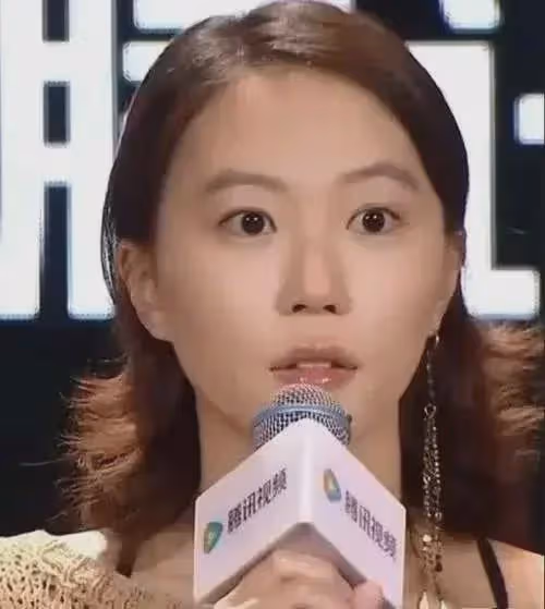 竇靖童挺女人的造型，為何讓大家一下子就發現了她的美？
