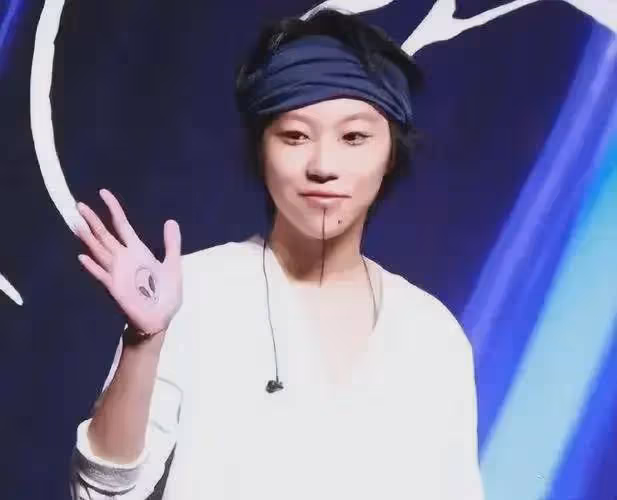 竇靖童挺女人的造型，為何讓大家一下子就發現了她的美？