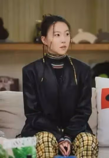 竇靖童挺女人的造型，為何讓大家一下子就發現了她的美？