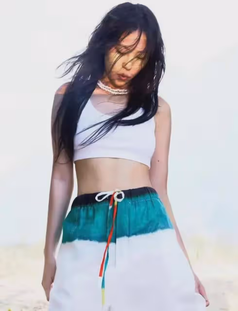 竇靖童挺女人的造型，為何讓大家一下子就發現了她的美？