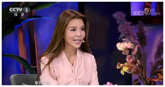 央視洋氣擔當45歲朱迅，她的穿搭尤其是用色，挺值得你來學習