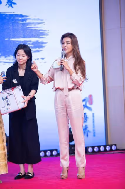 央視洋氣擔當45歲朱迅，她的穿搭尤其是用色，挺值得你來學習