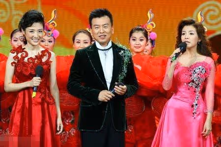 央視洋氣擔當45歲朱迅，她的穿搭尤其是用色，挺值得你來學習