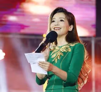 央視洋氣擔當45歲朱迅，她的穿搭尤其是用色，挺值得你來學習
