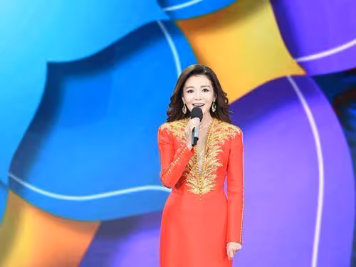 央視洋氣擔當45歲朱迅，她的穿搭尤其是用色，挺值得你來學習