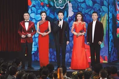 央視洋氣擔當45歲朱迅，她的穿搭尤其是用色，挺值得你來學習