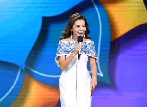 央視洋氣擔當45歲朱迅，她的穿搭尤其是用色，挺值得你來學習