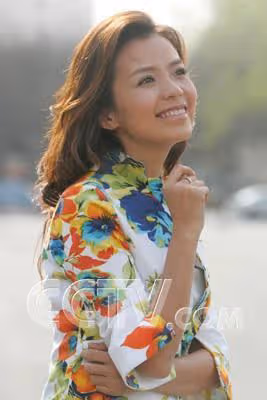 央視洋氣擔當45歲朱迅，她的穿搭尤其是用色，挺值得你來學習
