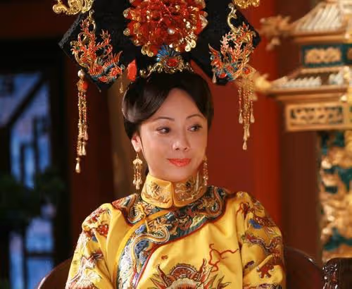 包子臉圓臉，如何通過整體穿搭來調整臉型，跟鄧萃雯學學穿搭