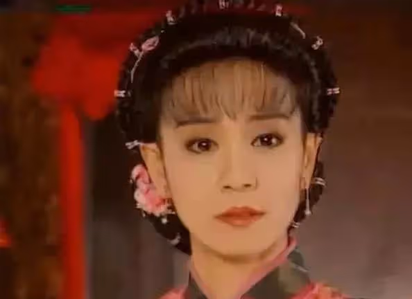 順其自然地老去，老去也是美美的，怎麼能少了典雅華貴的劉雪華