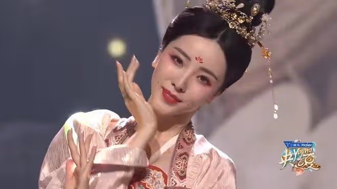 李思思作為央視顏值擔當，高級感卻欠缺，她的整體造型有何問題？