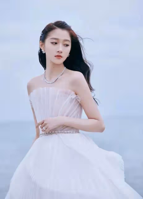 關曉彤的甜美造型，流於平常；御姐造型，卻讓人眼前一亮，Why？