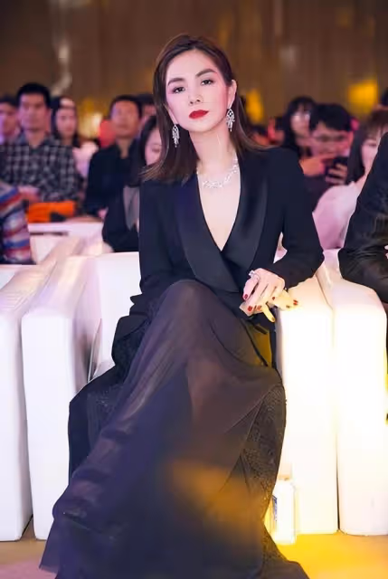Ella陳嘉樺，為何留長發的她，反而更有女人味，更有氣場？