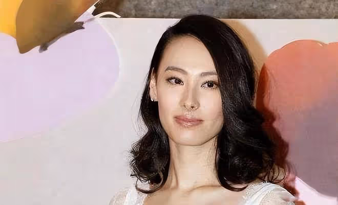 梁洛施為何有時看著挺好看，氣質也不錯，有時又覺得她好剛硬的？