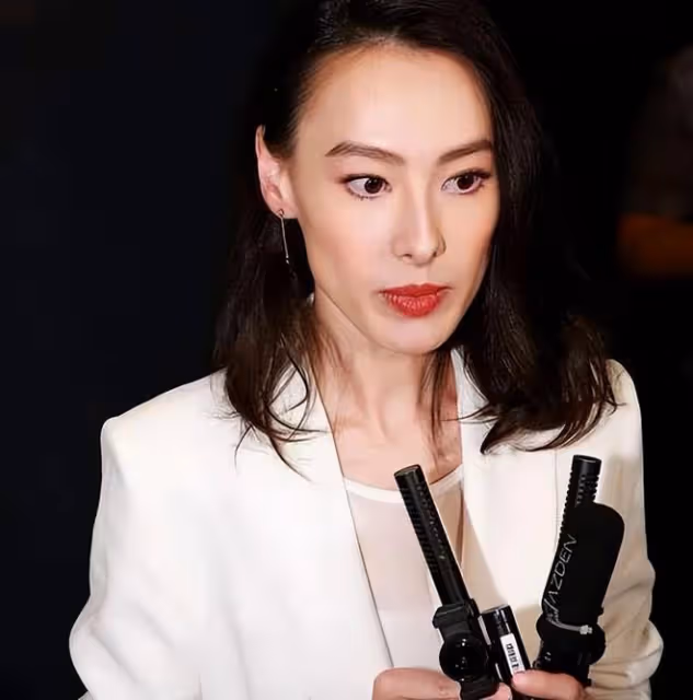 梁洛施為何有時看著挺好看，氣質也不錯，有時又覺得她好剛硬的？