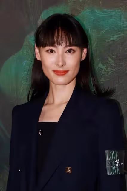 梁洛施為何有時看著挺好看，氣質也不錯，有時又覺得她好剛硬的？