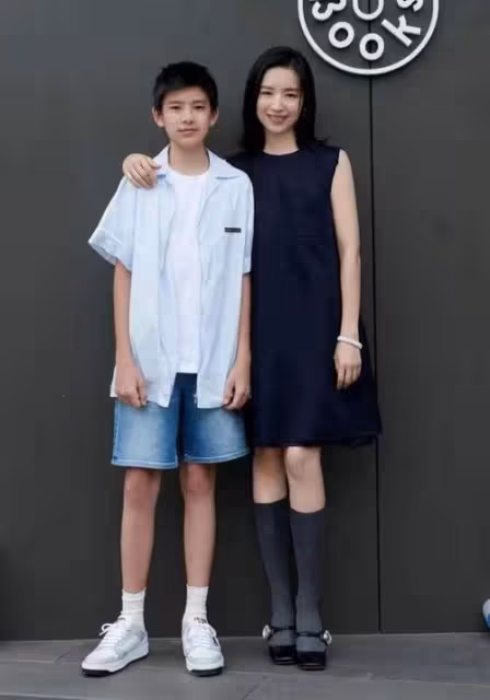 董潔的穿搭明明適合她，但為何她身上總有揮之不去的憔悴感？