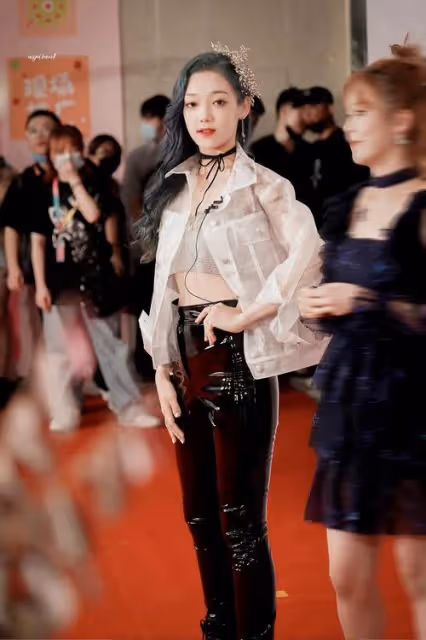 希林娜依·高，混搭穿搭法，為何顯得她好美，好少女，也好高級？