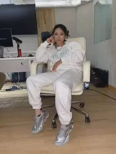 萬妮達的性感穿搭，為何有時顯得她好青春，有時又顯得她老氣？