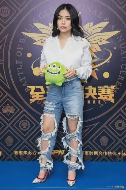 萬妮達的性感穿搭，為何有時顯得她好青春，有時又顯得她老氣？