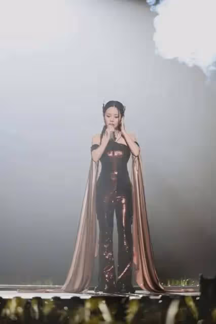 萬妮達的性感穿搭，為何有時顯得她好青春，有時又顯得她老氣？