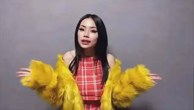 萬妮達的性感穿搭，為何有時顯得她好青春，有時又顯得她老氣？