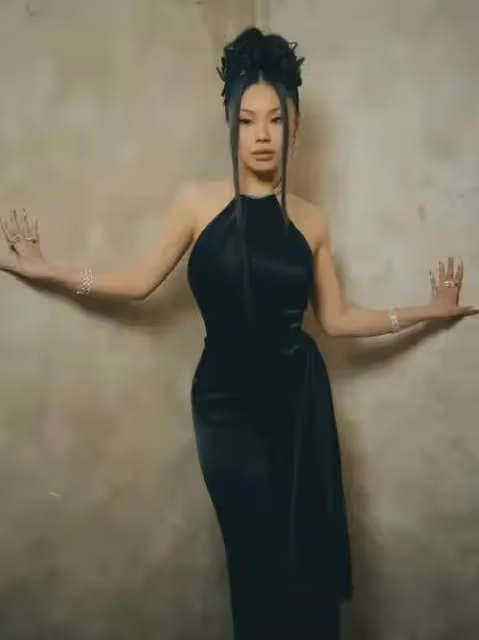 萬妮達的性感穿搭，為何有時顯得她好青春，有時又顯得她老氣？