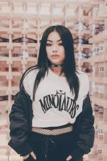 萬妮達的性感穿搭，為何有時顯得她好青春，有時又顯得她老氣？