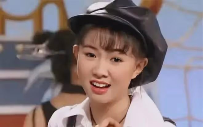 甜歌皇后卓依婷，為何40多歲了，還是這麼有少女感？