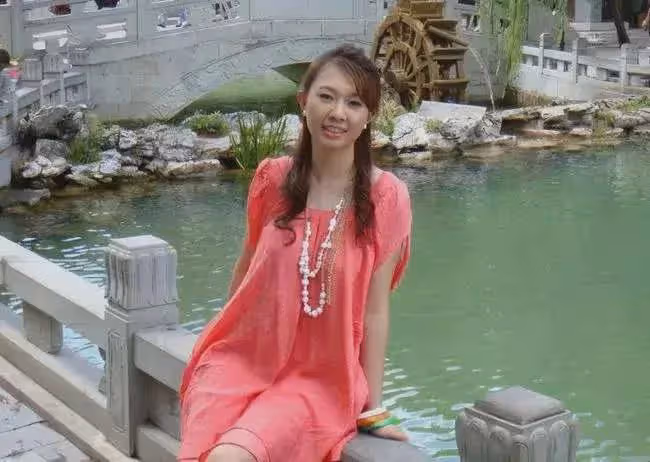 甜歌皇后卓依婷，為何40多歲了，還是這麼有少女感？