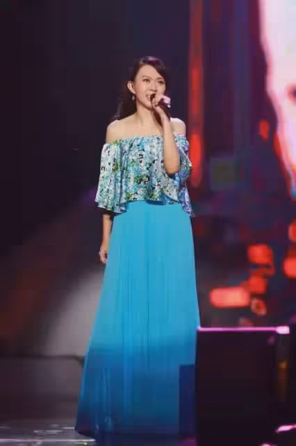 甜歌皇后卓依婷，為何40多歲了，還是這麼有少女感？