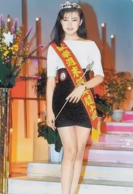 謝金燕的時尚動感穿搭，為何顯得她既漂亮又女人還高級？