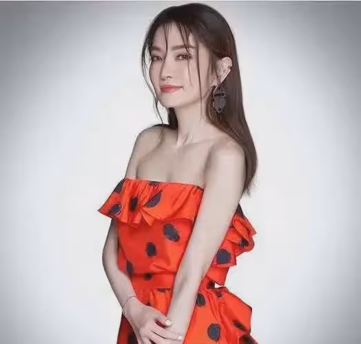 謝金燕的時尚動感穿搭，為何顯得她既漂亮又女人還高級？