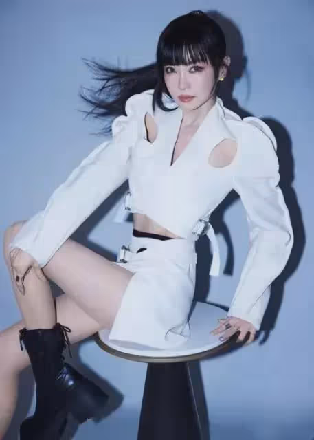 謝金燕的時尚動感穿搭，為何顯得她既漂亮又女人還高級？
