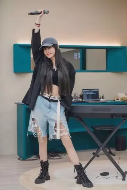 謝金燕的時尚動感穿搭，為何顯得她既漂亮又女人還高級？