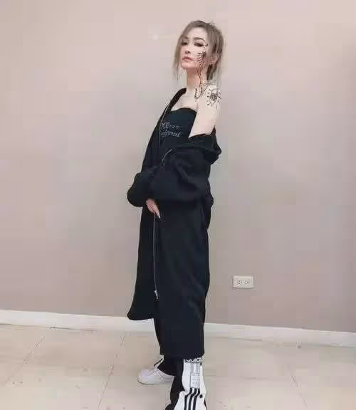謝金燕的時尚動感穿搭，為何顯得她既漂亮又女人還高級？