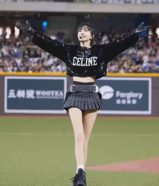 謝金燕的時尚動感穿搭，為何顯得她既漂亮又女人還高級？