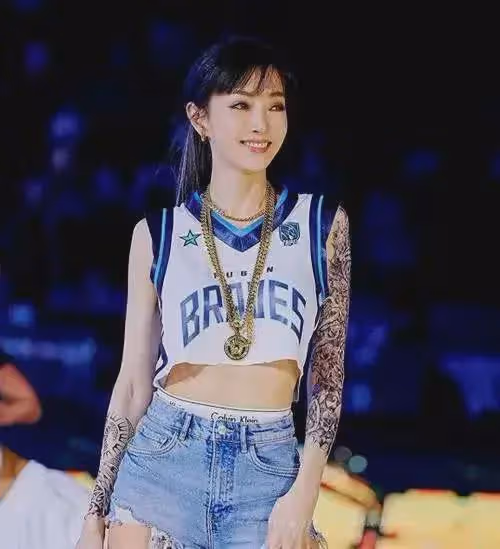 謝金燕的時尚動感穿搭，為何顯得她既漂亮又女人還高級？