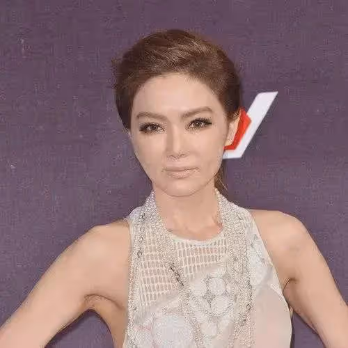 謝金燕的時尚動感穿搭，為何顯得她既漂亮又女人還高級？