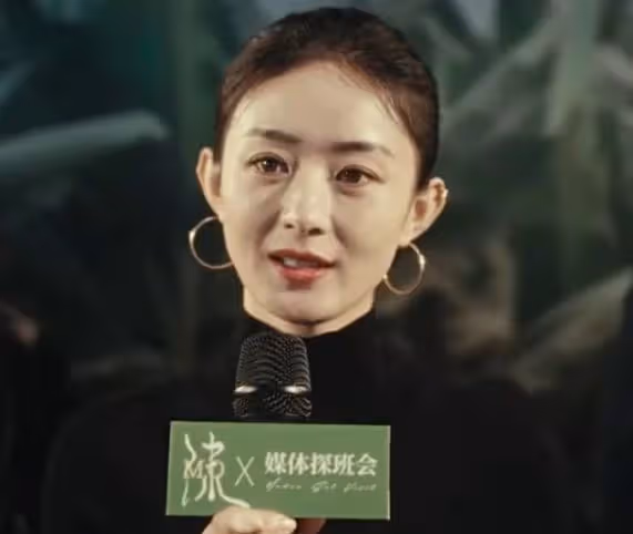 楊冪包場趙麗穎新片,網友:麗穎也想給楊冪包,但楊冪不給她機會