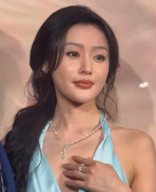 上海這一天,關曉彤露腿,張天愛的露肩,卻被朱珠驚艷了