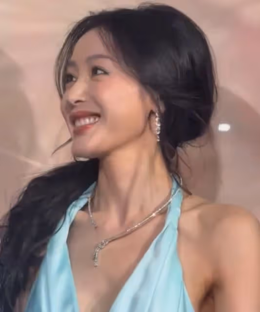 上海這一天,關曉彤露腿,張天愛的露肩,卻被朱珠驚艷了