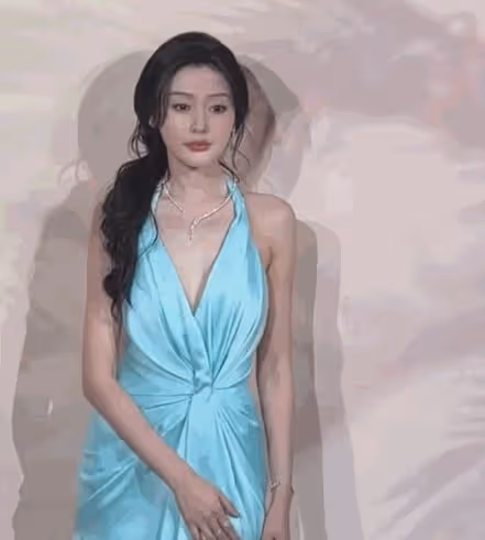 上海這一天,關曉彤露腿,張天愛的露肩,卻被朱珠驚艷了