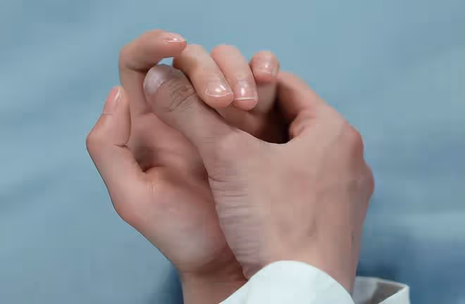 被丑手指拖累的3位男明星,明明有張俊美臉,伸出手卻能把人笑死