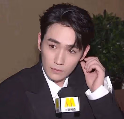 被丑手指拖累的3位男明星,明明有張俊美臉,伸出手卻能把人笑死
